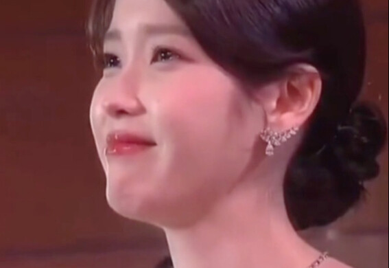 IU, nggak perlu minder kalah sama Kim Tae-ri! Akting dan bakat memang saling melengkapi—duanya tak b