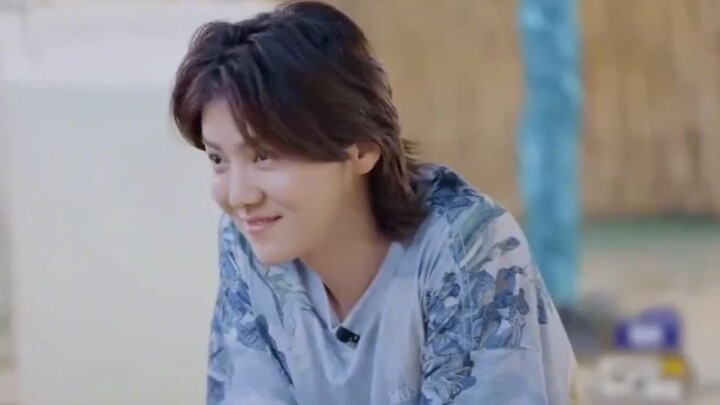 Trò “ném khăn” kiểu té nước, mà với Luhan thì anh chơi cực kỳ sành sỏi.