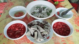 lê toàn ăn sáng tiết canh lòng lợn cùng chủ quán.