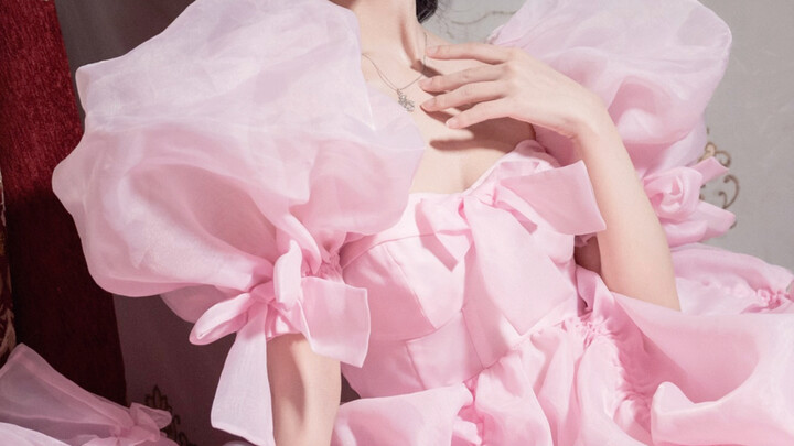 Sudah dikelilingi oleh gaun putri yang dulu selalu aku impikan saat kecil!!!