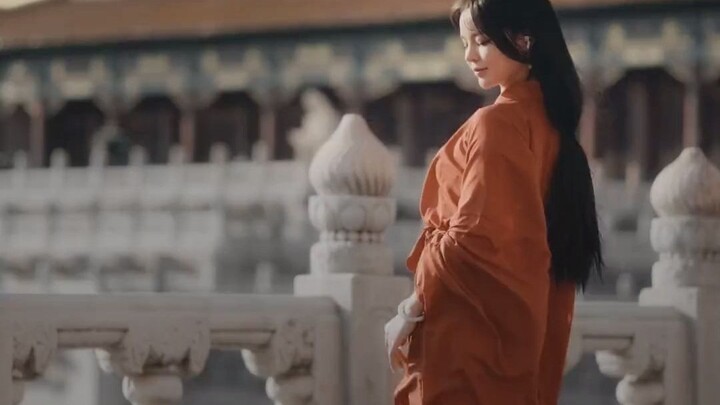 Look at these red bricks and yellow tiles, how many years of women's youth and Chinese style dance h