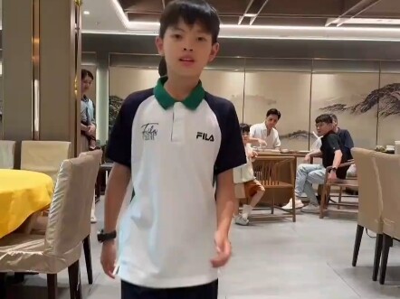 Seorang wanita memamerkan sepuluh anak dalam keluarga Chaoshan, tampil satu per satu dari yang tertu