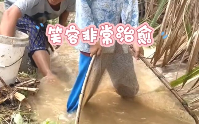 الجدة لم ترمِ سمكةً #بل طفولةً سعيدةً للطفل# أتمنى أن يتمتع كل طفل بطفولةٍ سعيدةٍ وذكرياتٍ جميلةٍ#