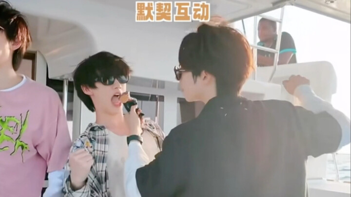 รังเกียจเหรอ? ไม่มีทางหรอก! พวกเราก็เลย “อยู่เคียงข้างกัน” แบบนี้แหละ ฮ่าๆๆๆๆ