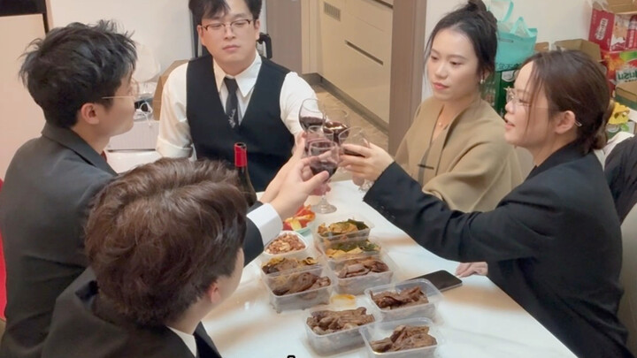 Ai mà hiểu nổi… Cùng bạn thân mặc chỉnh tề thế này chỉ muốn cười thôi!!