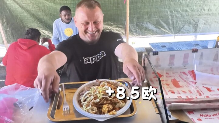Setting up a stall to sell Chinese food in Italy—let’s see how many kinds of noodles I stir-fried to