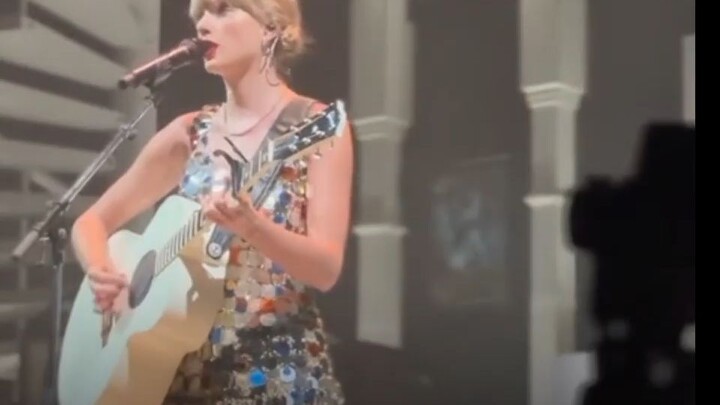 Taylor swift singing live