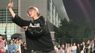 رقص أغنية "Beautiful Liar" لفرقة MONSTA X في الملعب