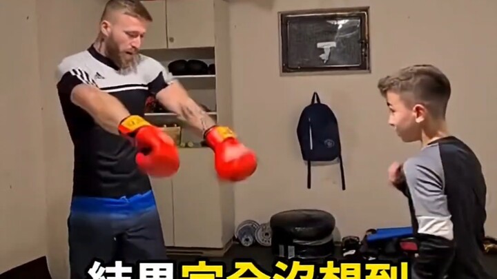 【ครอบครัว】คุณพ่อสอนลูกชายชกมวย แต่สุดท้ายกลับถูกลูกชายชกจนแตกย่อย