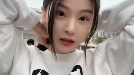 الشابة: هل تعرف لماذا جئت إلى جامعة بكين ولم تذهب إلى جامعة تشينغهوا في البداية؟