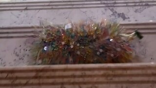 不同瓶子摔下楼梯，最后一个真没想到