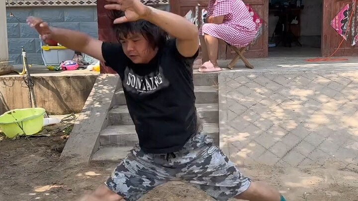 Pria kekar bangkit dengan ganas seperti harimau