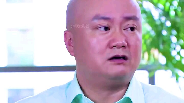 Người phụ nữ ngang ngược đập vỡ chiếc vòng tay phỉ thúy, vừa nghe giá bồi thường liền sững sờ “Đôi t
