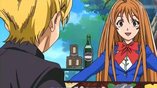 Cara aneh sang pahlawan saat jatuh dari gedung menyebabkan gadis itu mengejarnya, tetapi sang pahlaw