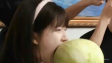 【TikTok】Secretly can't hide Ruth eating melons. External comments