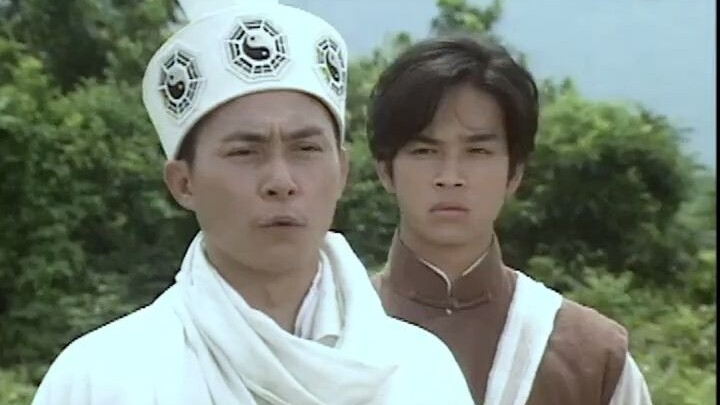 Mộ gia chủ Nhậm bị nguyền rủa, cả nhà đều biến thành méo miệng.