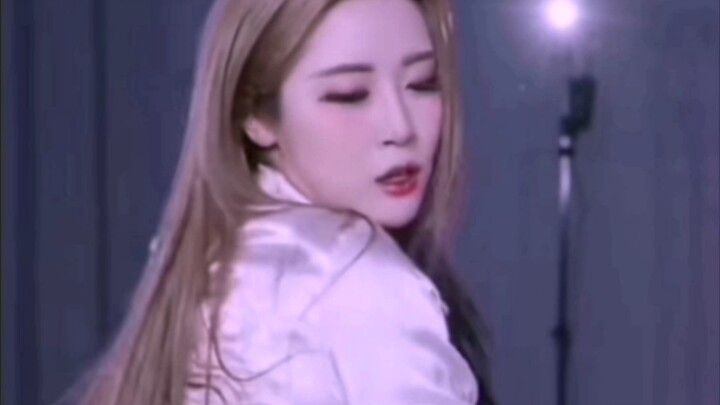 Klip tari girl crush grup Bomi dan Pumi