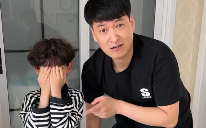 爸爸说小朋友的脸非常恐怖 大家不敢看。大家猜猜小朋友的脸是什么样子的呢