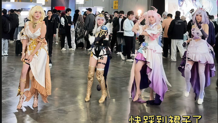 من يفهم ألم سقوط المعدات أثناء الرقص في معرض الأنمي