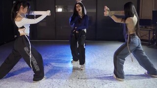 AI virtual girl group [MAVE] What's My Name practice room with a real-life choreographer!