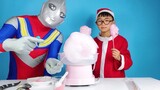 Ultraman asli membuat marshmallow untuk Ozawa, marshmallow besar yang lembut, Ozawa sangat senang ma