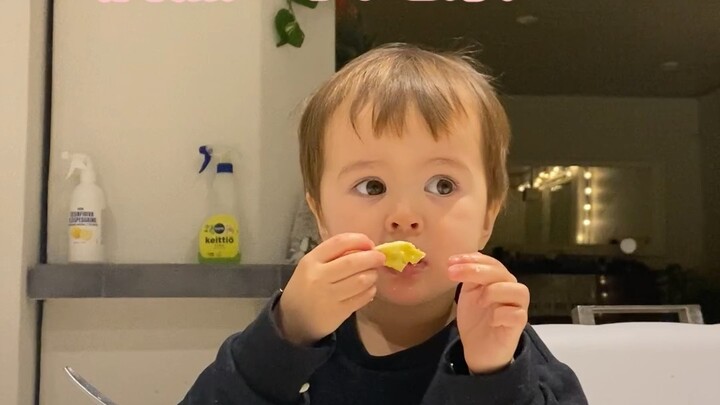 Bayi mau ngeluh! Mama malah kasih aku makanan vegetarian! Setelah makan, wah, enak banget!