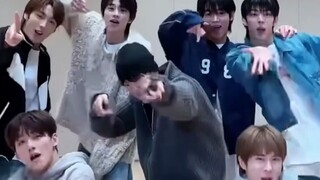 【เสี่ยวหู่หรงหรง】เต้นครั้งนี้พาทีมไปได้ไกลเลย หล่อมาก