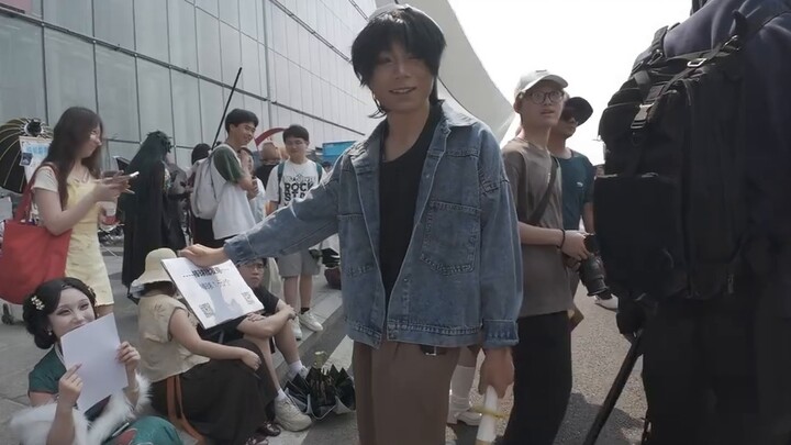 How much money can a cosplay batter make in a day selling baseballs at comic conventions?