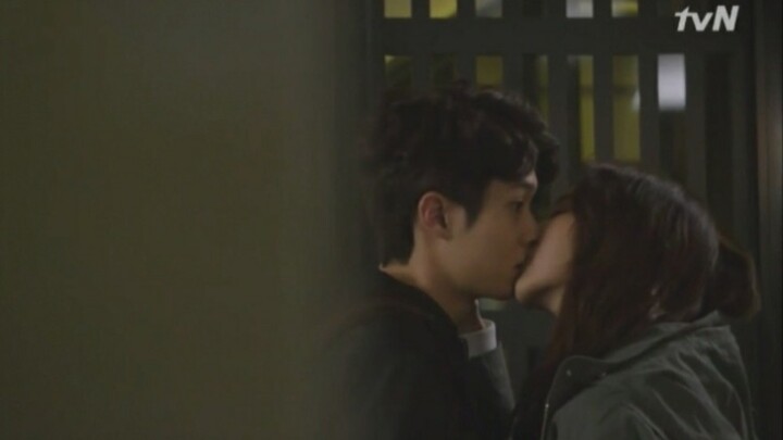 ฉากจูบหวาน ๆ ของชเวอูชิกและคิมยูจินจากเรื่อง "รักใสใสของนายโฮกู"