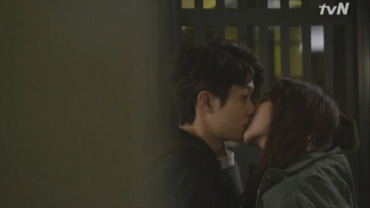 Choe Woo-sik X Kim Yu Jin's Sweet Kissing Scenes