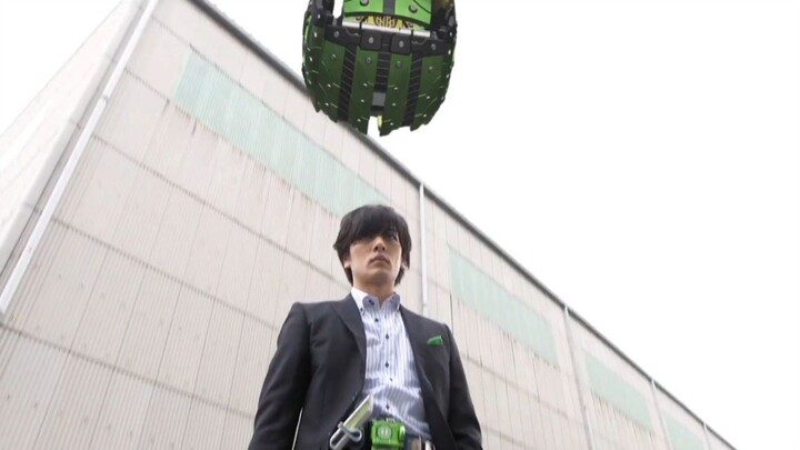 Previous Kachidoki (Gaim's first transformation into Kachidoki) vs. Current Kachidoki (Director)