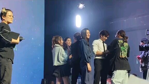 fans flirting with tawan. 😆