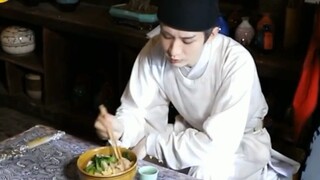 Yanyan tidak menyukai mie biang biang, tapi Chengyi menyukainya