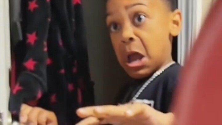 ให้เด็กช่วยหยิบกระดาษมา แล้วเอาไปให้พ่อจนติดมือพ่อเลย