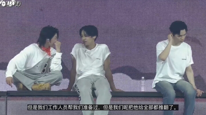 เสี่ยวโป: …อยากเตะทีละคนจริงๆ