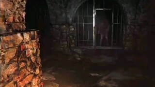 ในเวอร์ชัน VR ของ "Resident Evil: Village" อีธานได้เรียนรู้สไตล์การใช้ปืนของลีออน (ดันเต้) ห้องข้างบ