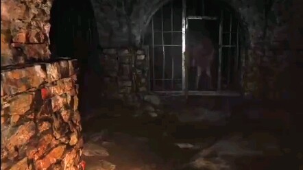ในเวอร์ชัน VR ของ "Resident Evil: Village" อีธานได้เรียนรู้สไตล์การใช้ปืนของลีออน (ดันเต้) ห้องข้างบ