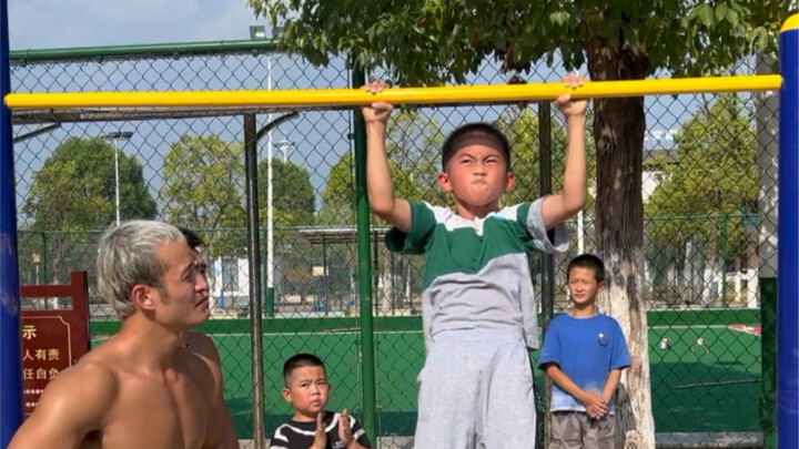 Bocah laki-laki 8 tahun tarik tubuh melebihi 95% orang dewasa—tag saudara lo yang pengecut biar mere