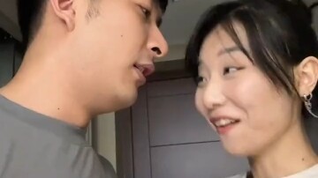 “Kalau begitu aku tidur di tengah aja deh”