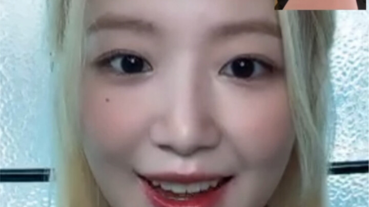 【Ye Shuhua】Nov 27, 2022 Online Autograph Session: This sincere kid keeps their eyes glued to the scr