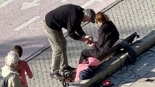 他带来了海水让他的妻子触摸