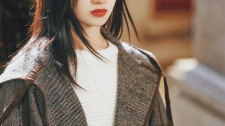 Now I finally understand why Zhou Xun instantly chose her! Such beauty—how could anyone fail to fall