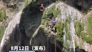 同伴催促“快点下没事的”，男子急速下滑撞到山体