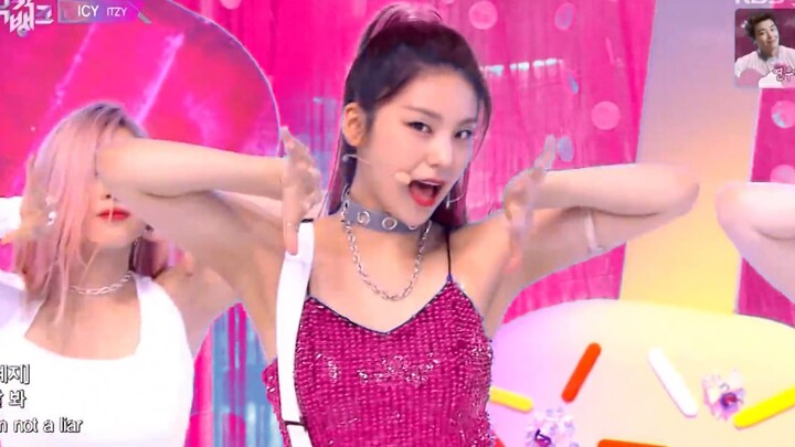 อีดิตเพลง ITZY's ICY ในชุดเสื้อผ้าต่างๆ
