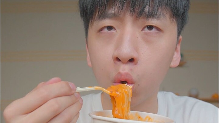 Mie campur kentang tumbuk yang viral di internet, enak banget nggak sih? Pria ganteng coba deh!