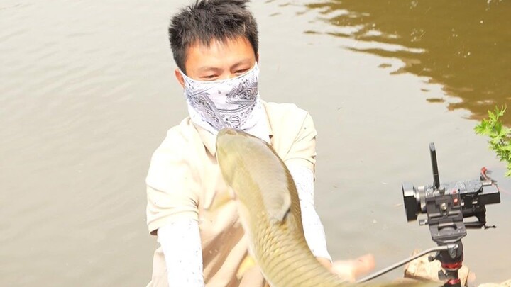 Ông chủ hỏi 80 có thể câu được bao nhiêu cá à? Cuối cùng ông chủ không kìm nén nổi nữa.