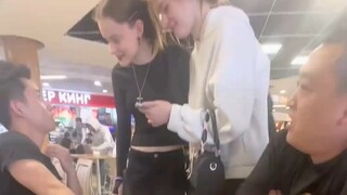 男生被三个外国女孩搭讪，一个18岁一个15岁！！
