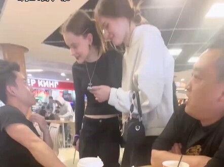 เด็กชายถูกสาวต่างชาติ 3 คน คนหนึ่งอายุ 18 ปี และอีกคนอายุ 15 ปี เข้ามาหา!!
