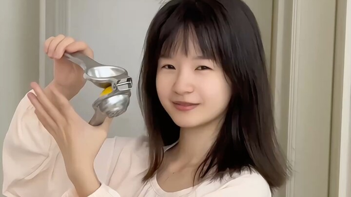 Thử thách ăn chanh không biểu cảm | Chanh nhỏ xíu, cầm… là thắng!