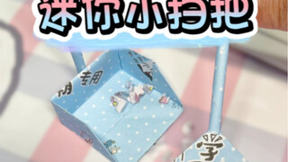 Làm cho con trai một cây chổi mini nhỏ, viết xong bài tập dọn dẹp bàn học cực kỳ tiện lợi